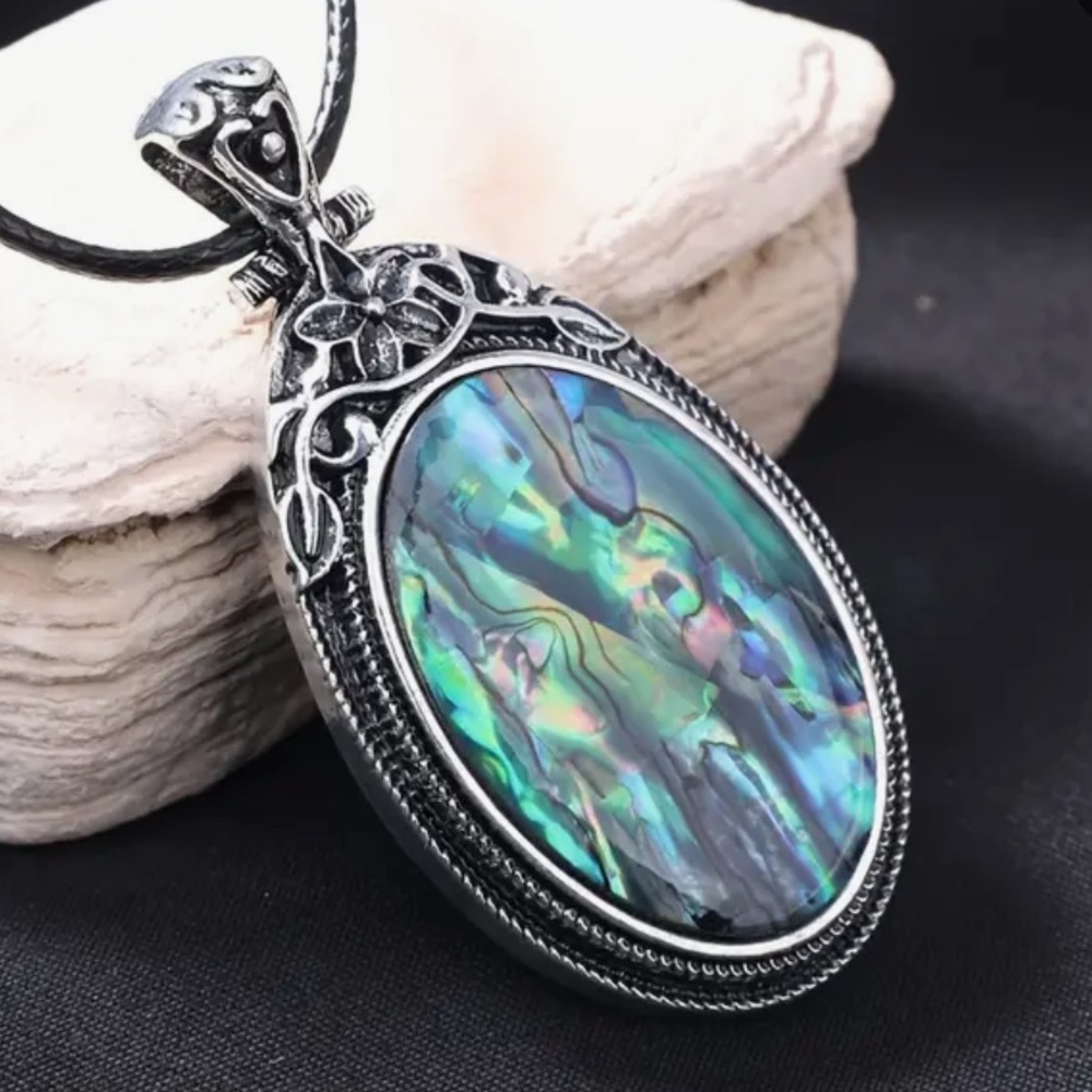 NWOT - Oval Pendant Necklace With Natural Abalone Inlay